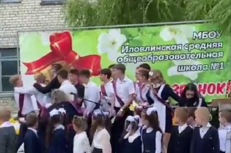 Напавшего на выпускницу на последнем звонке российского школьника арестовали