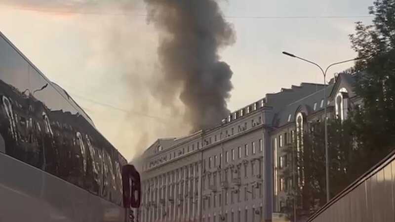 В центре Москвы загорелся дом на Никитском бульваре