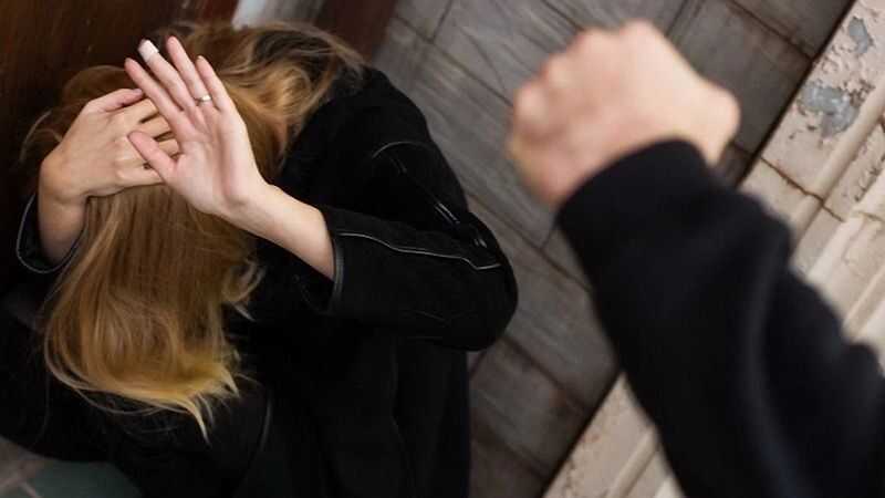 Трое мужчин в камуфляже увезли россиянку в гаражи и вымогали деньги