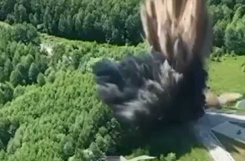 Российские каналы публикуют кадры взрыва возле монумента «Три сестры»