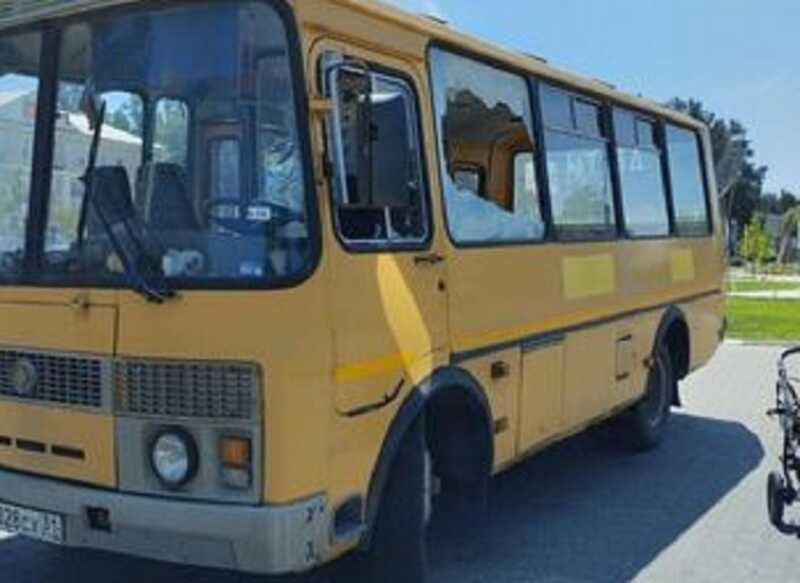 Появились фото попавшего под обстрел в Шебекино автобуса с выбитыми стеклами