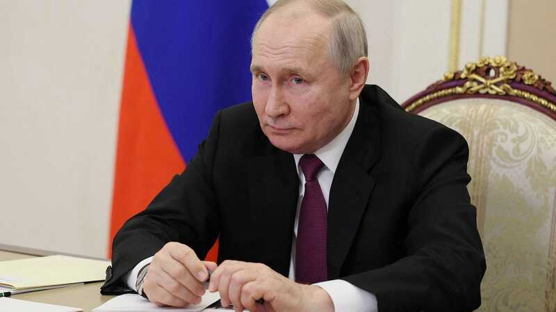 В Кремле сообщили о регулярных контактах Путина с ответственными по теме СВО