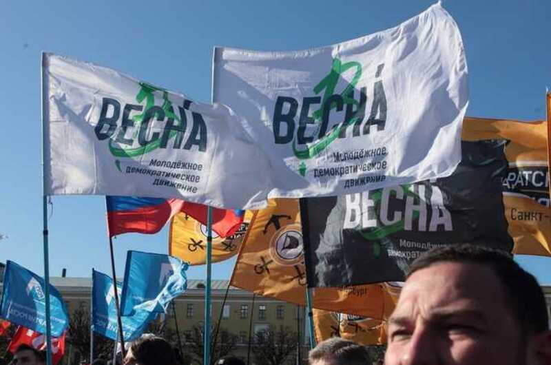Обыски у организаторов запрещенного в России движения «Весна» попали на видео