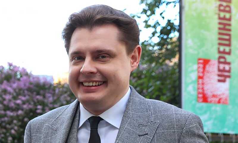 Мужчина, упавший после встречи с Евгением Понасенковым, находится в крайне тяжелом состоянии