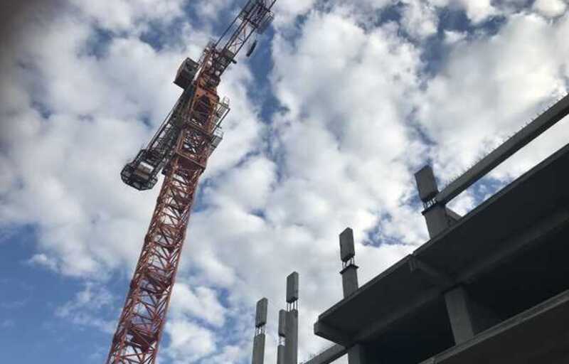 Башенный кран "поймал" человека на недостроенной многоэтажке в Краснодаре