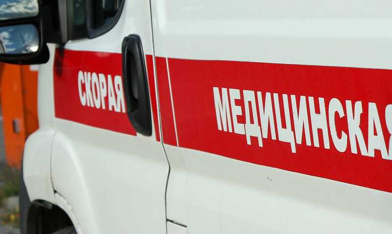 В России второклассница выпала из машины пьяного отчима и попала в больницу