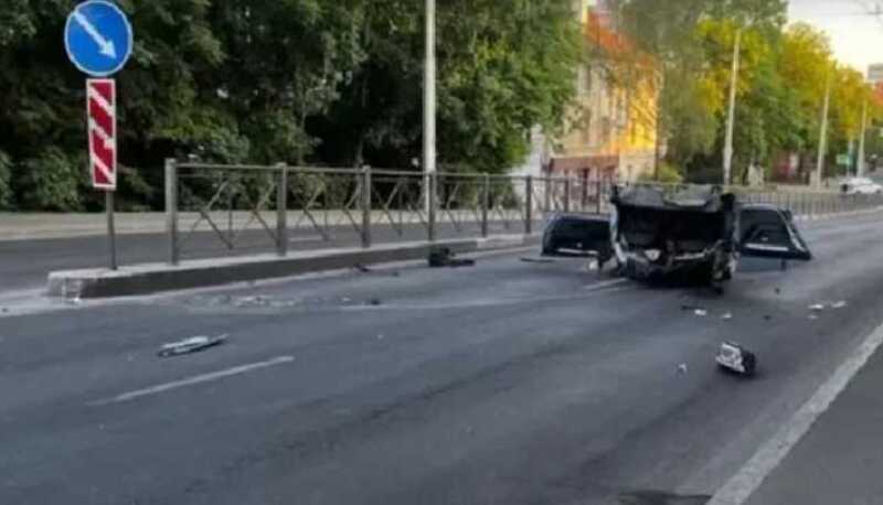 "Фольксваген" разорвало на части от удара в столб в Калининграде