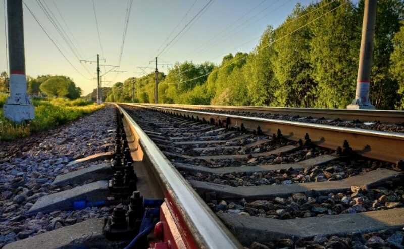 Движение поездов на поврежденном железнодорожном участке в Крыму восстановили