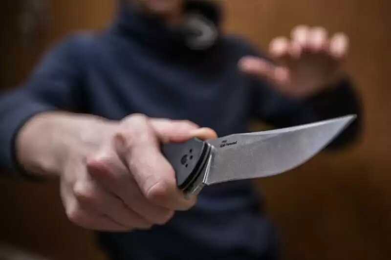 Пьяный россиянин ворвался в дом к соседям и изрезал их ножом
