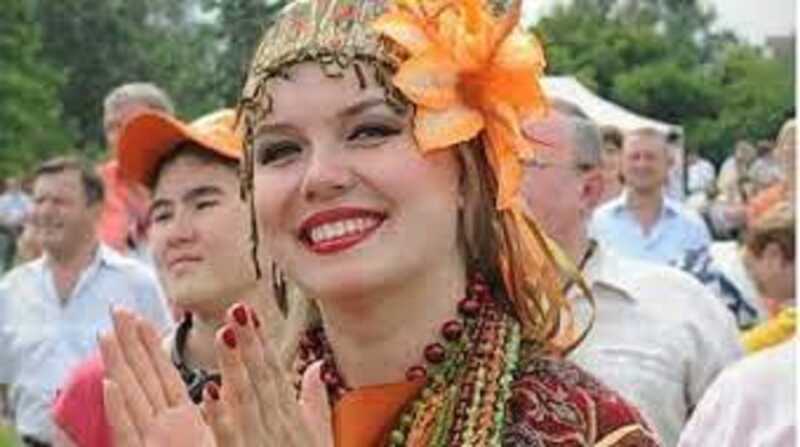 Экс-солистка российской группы выпала с десятого этажа с пятилетней дочерью