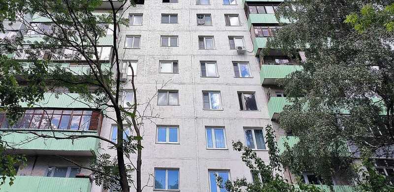 Забаррикадировавшийся в квартире москвич выпал из окна и выжил