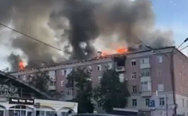 Крупный пожар полыхает в доме у Чеховского рынка в Казани