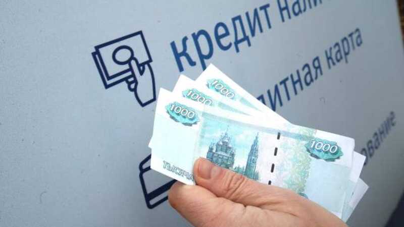 Мошенники обманом оформили кредиты на 10 пьющих жителей российского города