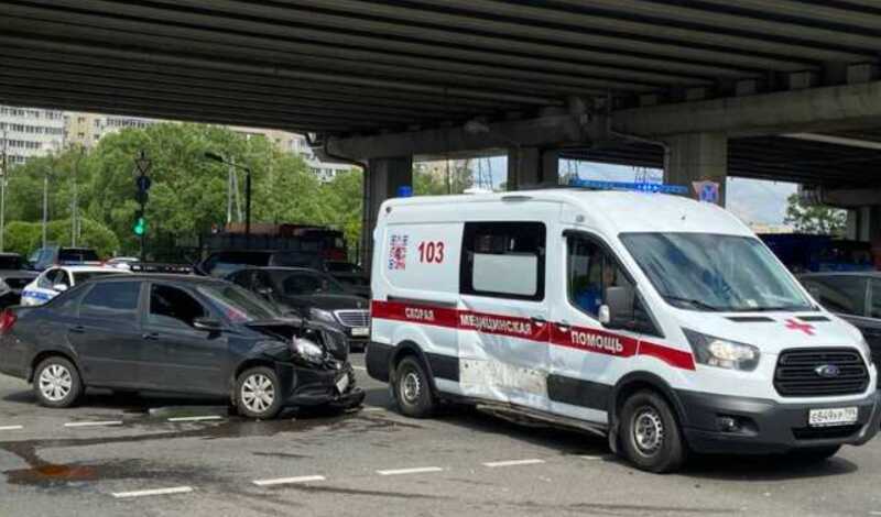 В центре Москвы водитель врезался в автомобиль скорой помощи