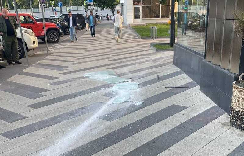 На севере Москвы в ЖК рухнуло ограничительное стекло, чудом не задев ребёнка