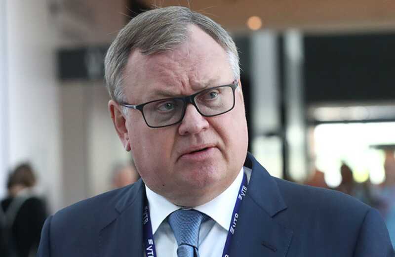 Глава ВТБ Костин посоветовал россиянам не смотреть на курс доллара