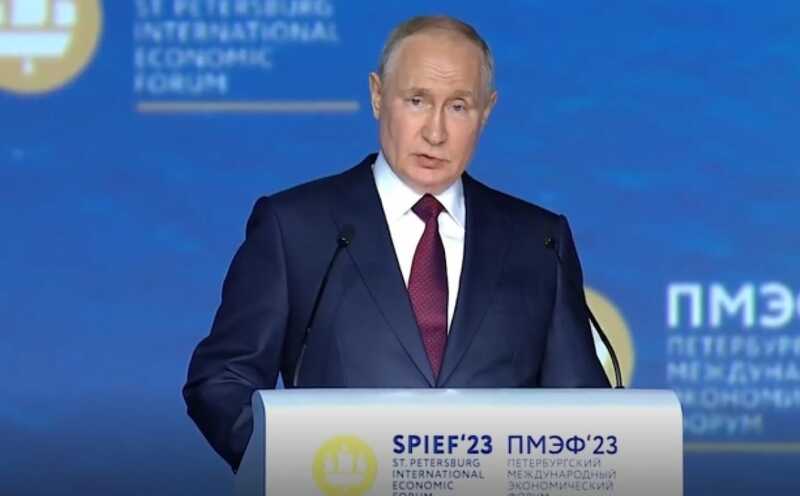 Путин пожелал участникам и зрителям ПМЭФ быть здоровыми и богатыми