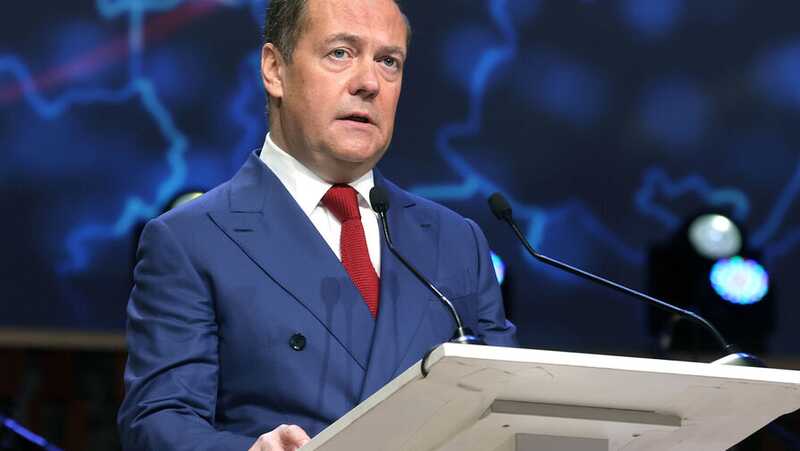 Медведев назвал высказавшегося о ядерном оружии Байдена трухлявым пнем