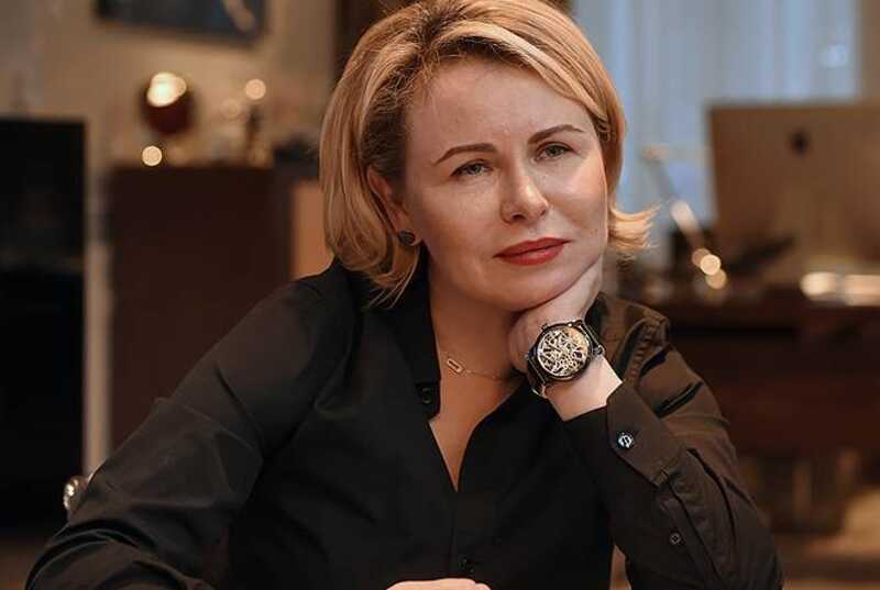 Коррупционная подруга семейства Миллеров-Ентальцевых Елена Илюхина отличилась развязным поведением во время исполнения гимна в присутствии Путина