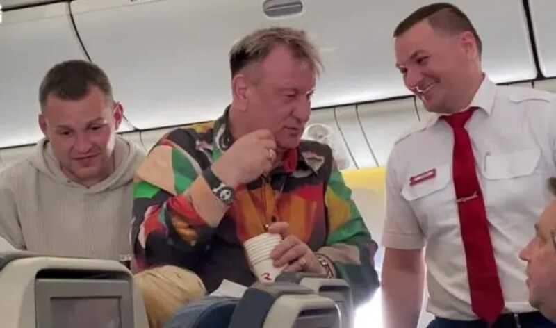 Певец Сергей Пенкин угощал коньяком пассажиров авиарейса