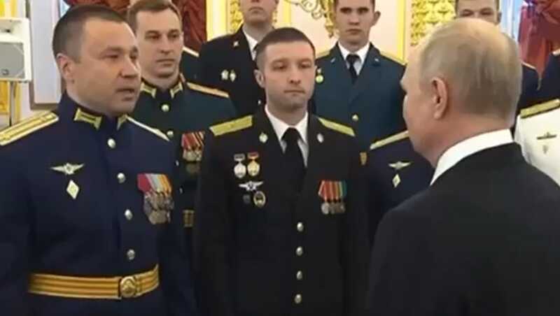 Выпускник военного вуза рассказал Путину стихотворение о бомбардировщиках