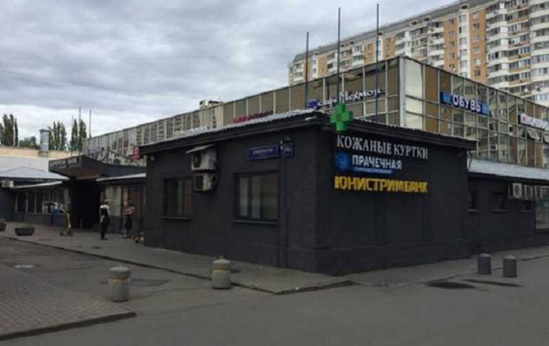 Рука продавца застряла в мясорубке на рынке в Москве