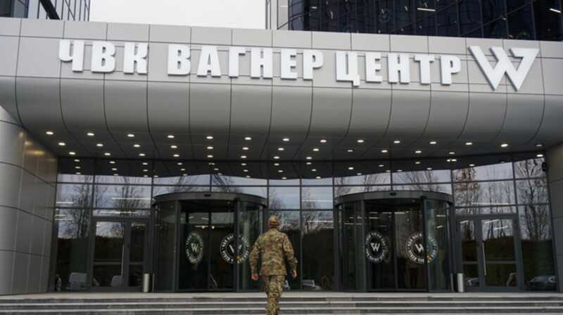СМИ: в Центре Вагнера в Питере обыск с участием спецназа