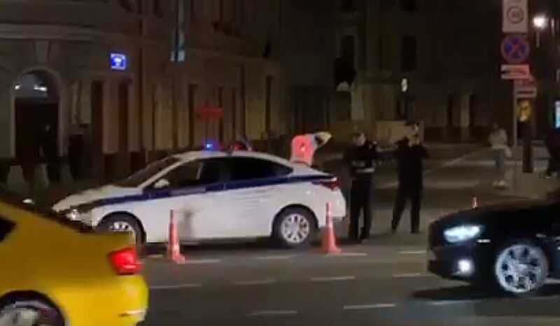 В центре Москвы перекрыли проезд к администрации президента