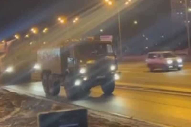 Появилось видео колонны техники на Пречистенской набережной в Москве