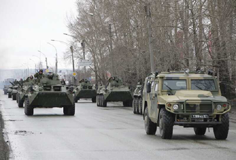 В Ростове сосредоточено большое количество военной техники перед зданием штаба ЮВО