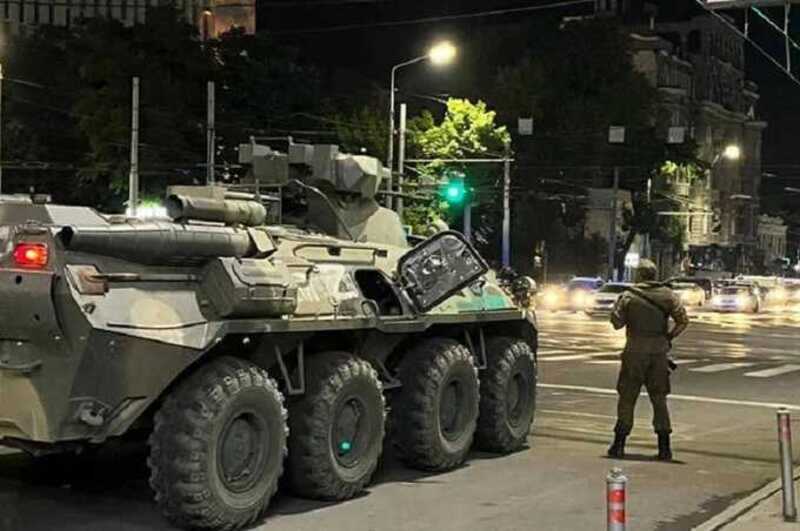Военная техника перекрыла дорогу в Ростовской области