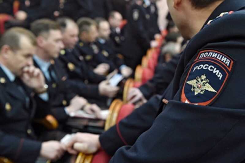 Сотрудников московской полиции экстренно вызывают из отпусков