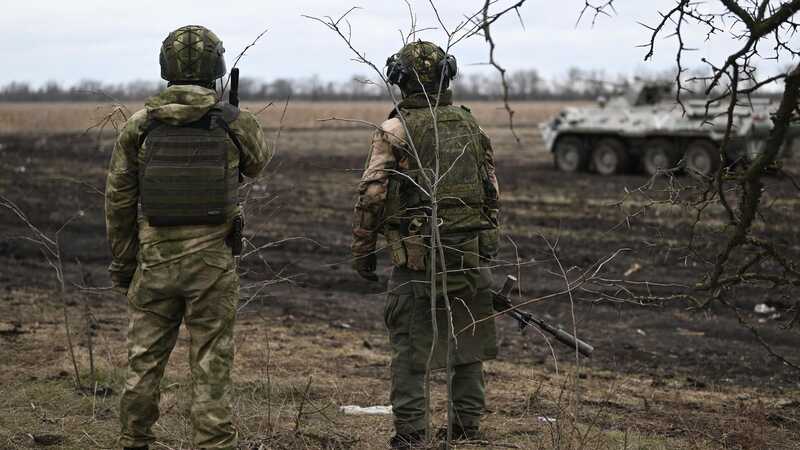 Пока военные продолжают дежурить на выездах из Москвы