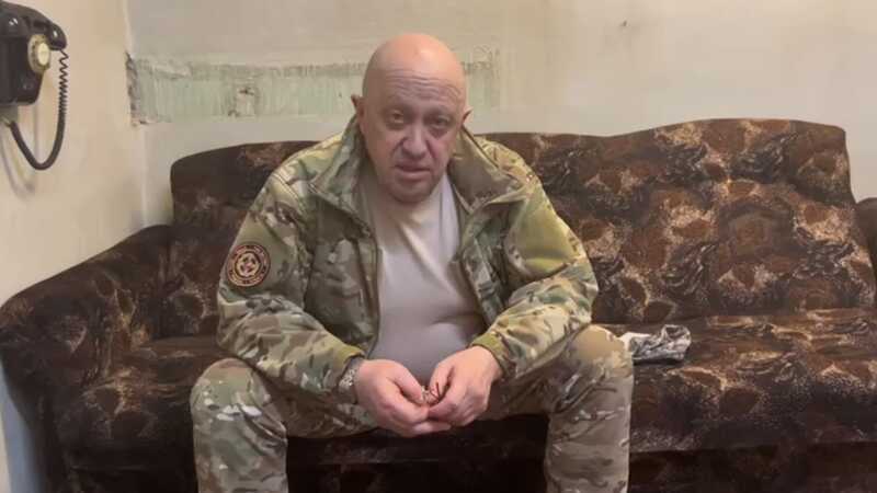 В предполагаемом офисе Пригожина нашли золото, белый порошок и пистолеты