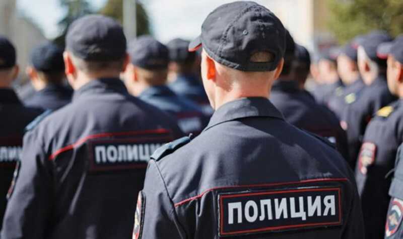 Полицейских распустили по домам