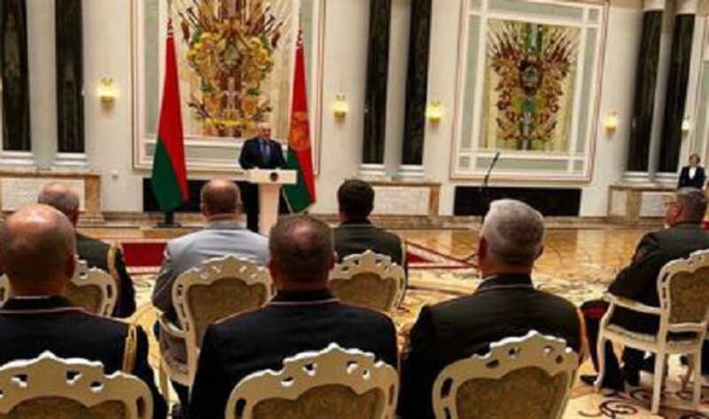 Лукашенко начал свое выступление на церемонии по вручению генеральских погонов