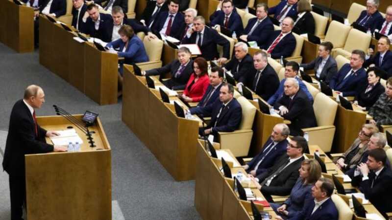 Заседание Госдумы началось с аплодисментов Путину