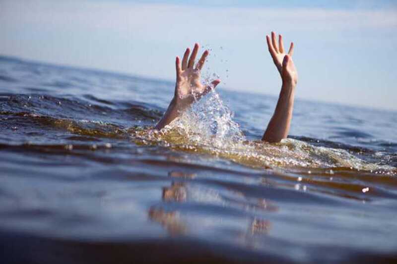 Подростка достали из воды на пляже в столичном районе Солнцево