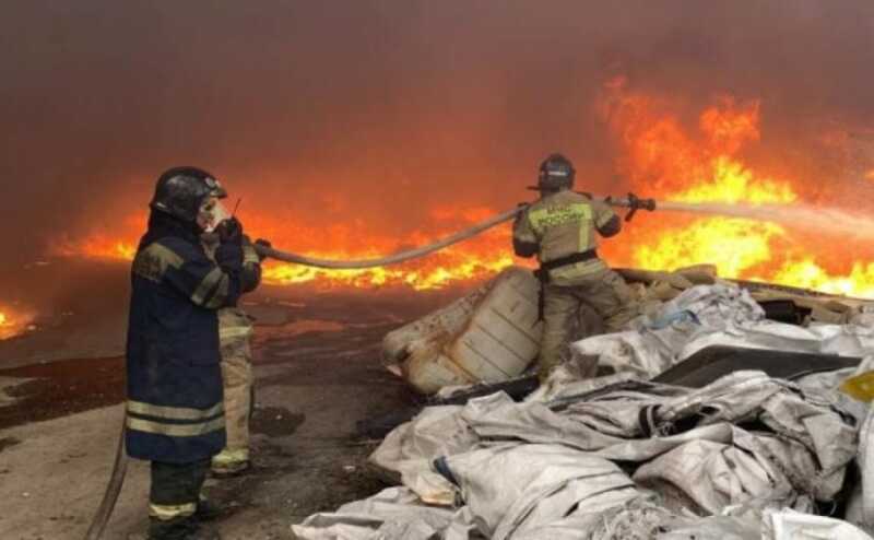 В российском регионе загорелся склад с резиной