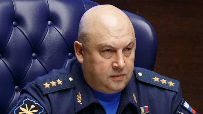 СМИ сообщили, что приближенные Суровикина появились на связи