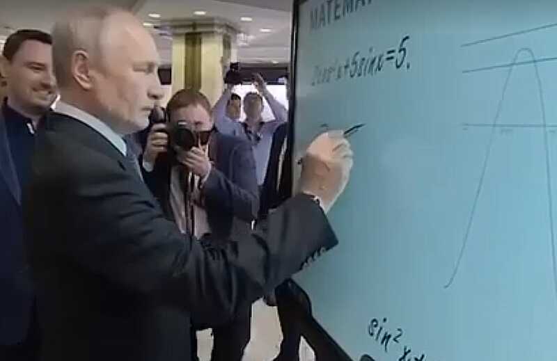 Путин сделал рисунок во время обхода выставки Агентства стратегических инициатив