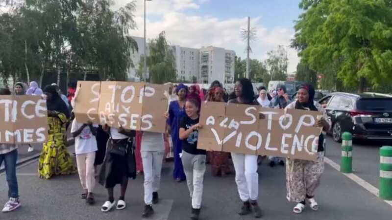 Во Франции матери мигрантов вышли на демонстрацию с призывом остановить беспорядки