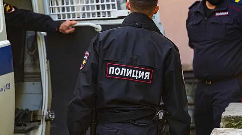 Двое мужчин пострадали во время стрельбы на улице российского города