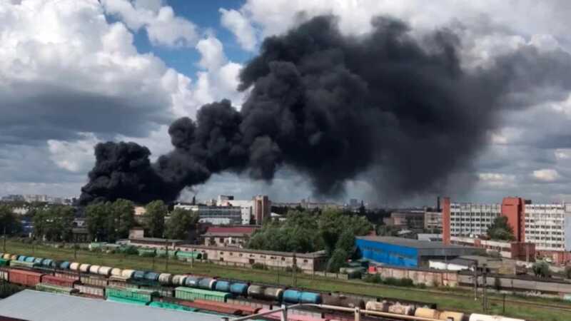 Пожар на складе с покрышками в Петербурге локализовали