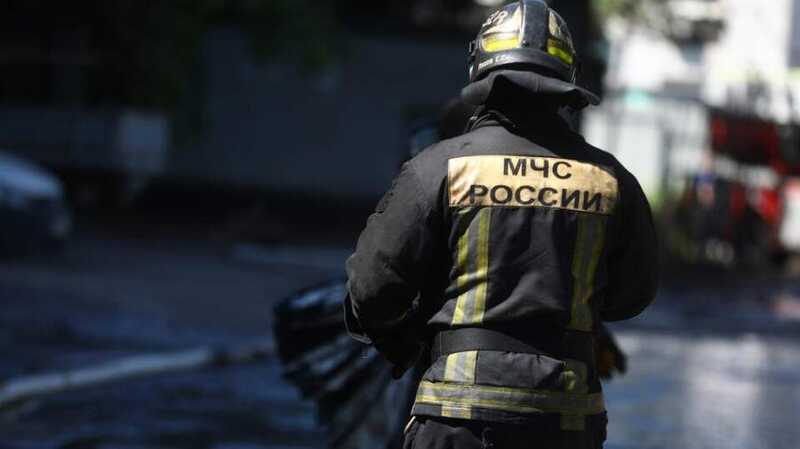 Загорелась одна из колонок на заправке "Роснефть" в Новолужнецком проезде в Москве