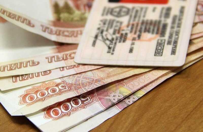 Бывший сотрудник ГИБДД получил срок за выдачу шести водительских прав за деньги