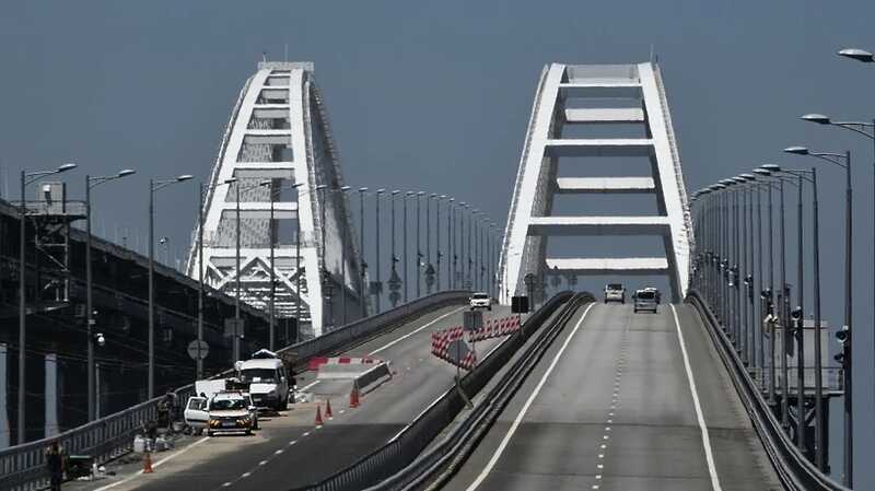 Движение по Крымскому мосту временно остановлено в обе стороны
