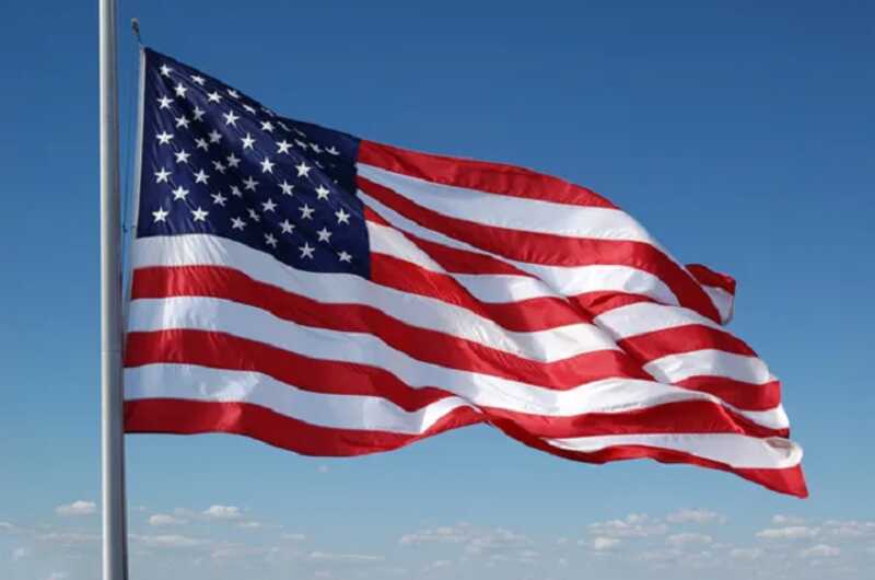 В Нижнем Новгороде у женщины отняли флаг США и пытались его сжечь
