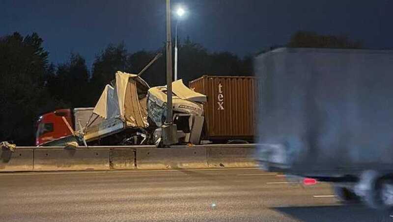 На МКАДе столкнулись два грузовых автомобиля