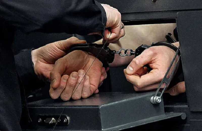 Укравшему со службы килограмм наркотиков экс-полицейскому добавили срок
